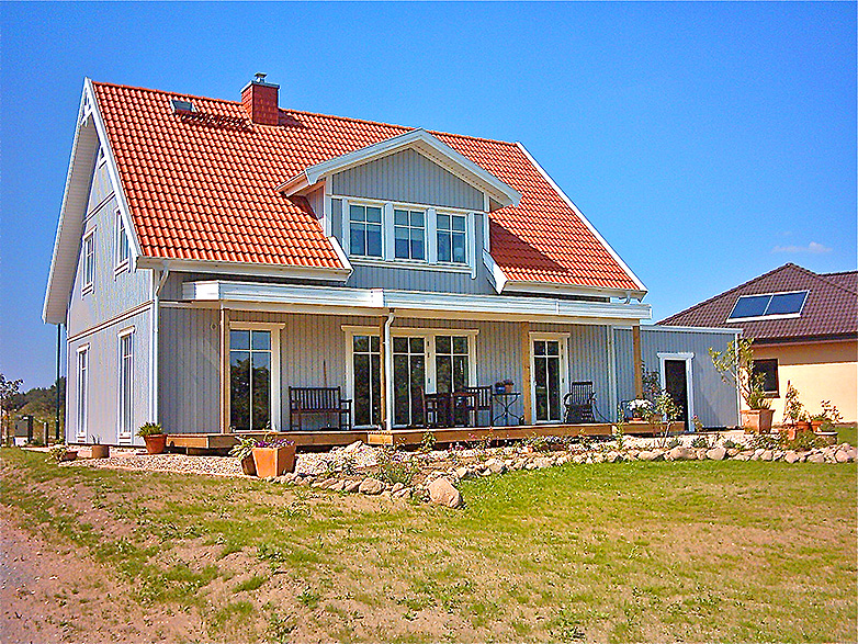 ökologisches Schwedenhaus mit Kniestock und überdachter Terrasse