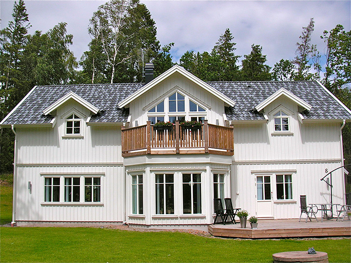 Terrasse mit Balkon und Gauben Schwedenhaus Villa Mälaren