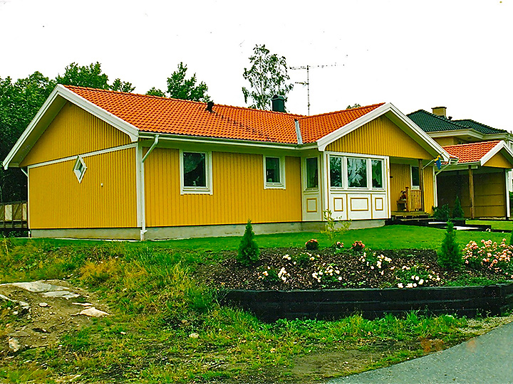 Eingang Bungalow Schwedenhaus Villa Vinga mit Holzfassade