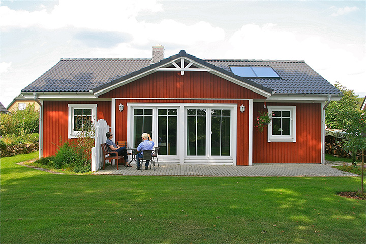 Wohnen 50+ Terrasse bei barrierefreien Schwedenhaus