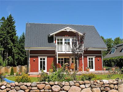 rotes Schwedenhaus mit Kniestock und überdachter Terrasse