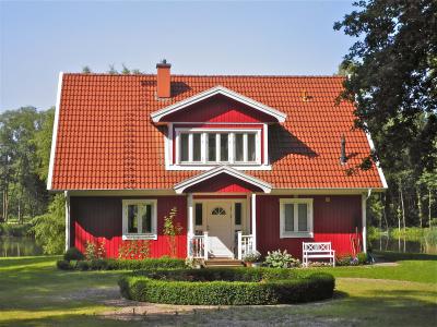 Schwedenhaus Villa Kiruna in rot mit Gaube und Eingangsveranda