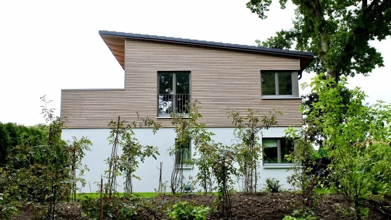 Modernes Mehrfamilienhaus mit vier Wohneinheiten in ruhiger, naturnaher Lage vor den Toren Hamburgs – stilvolles Wohnen im Grünen.
